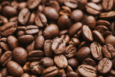 Kavrulmuş kahve çekirdeği arka planı, yakın plan.