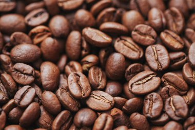 Kavrulmuş kahve çekirdeği arka planı, yakın plan.