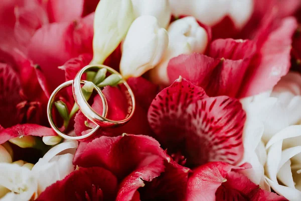 Wedding Rings Beautiful Blooming Flowers — Stock Photo, Image