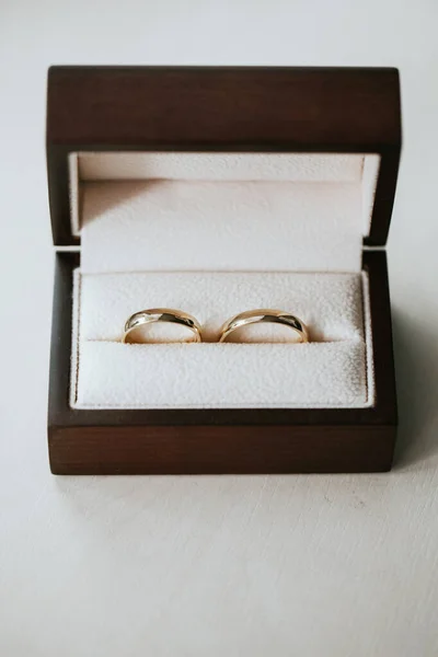 小さな箱の中の美しい結婚指輪 — ストック写真