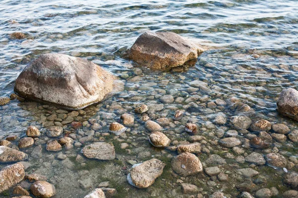 Bella Acqua Mare Con Pietre Sulla Spiaggia — Foto Stock