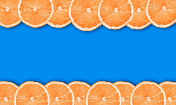 Fondo Color Brillante Con Rodajas Naranja Cortadas — Foto de Stock