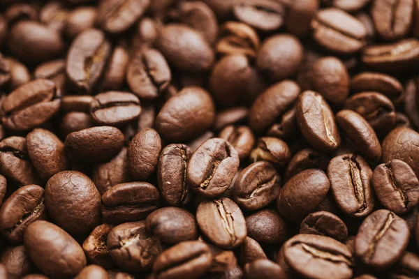 Kavrulmuş kahve çekirdeği arka planı, yakın plan.