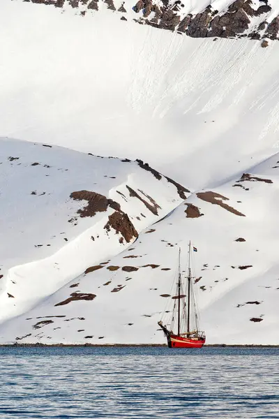 Ekspedycja Łódź Snowcapped Mountains Oskar Land Artic Svalbard Norwegia Europa — Zdjęcie stockowe