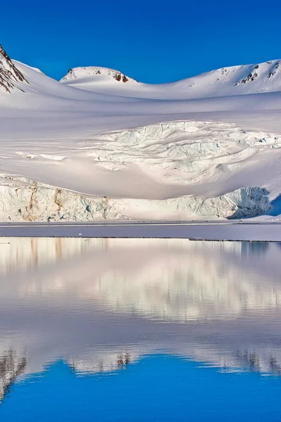 Glaciar Holmiabukta Baía Holmiabukta Árctico Spitsbergen Svalbard Noruega Europa — Fotografia de Stock