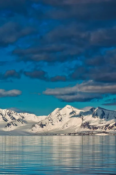 Snowcapped Mountains Oscar Land Arctica Spitsbergen Spitsbergen Noorwegen Europa — Stockfoto