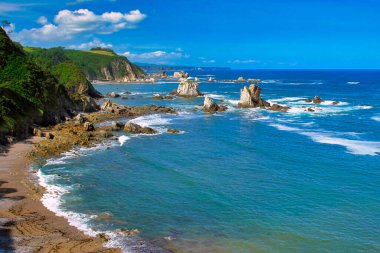 Sessiz Plaj yakınlarındaki Cantabric Sea Clifs, Asturias Prensliği, Asturias, İspanya, Avrupa