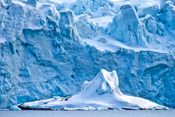 Deep Blue Glacier Albert Land Ártico Spitsbergen Svalbard Noruega Europa — Fotografia de Stock