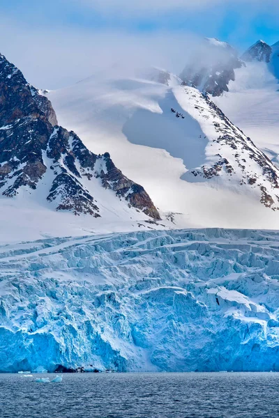 Głębokie Błękitne Lodowce Góry Śnieżne Albert Land Arktyka Spitsbergen Svalbard — Zdjęcie stockowe