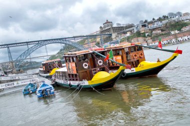 Tipik düz tabanlı tekneler, Rabelos ve Luis I Bridge, Dom Lus Bridge, Douro River, Old City, World Heritage Site, Oporto, Porto, Portekiz, Avrupa