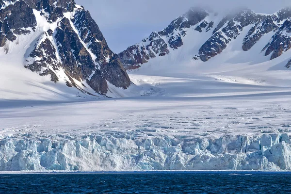 Deep Blue Glacier Snowcapped Mountains Albert Land Arktis Spitzbergen Spitzbergen — Stockfoto