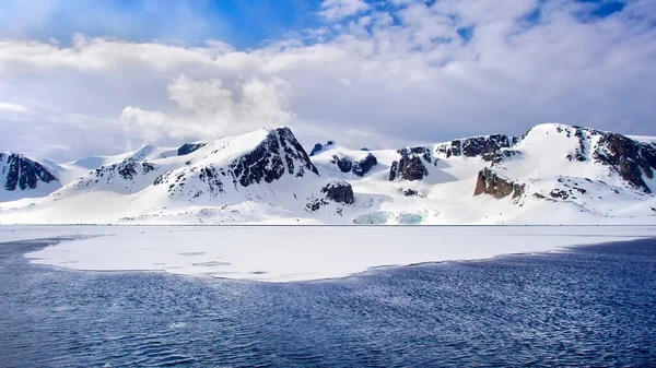 Sea Ice Snowcapped Mountains Albert Land Arctica Spitsbergen Spitsbergen Noorwegen — Stockfoto