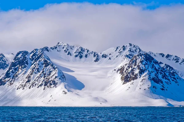 Schneebedeckte Berge Albert Land Arktis Spitzbergen Spitzbergen Norwegen Europa — Stockfoto