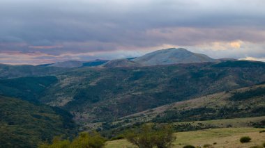 Gün batımlı dağ manzarası