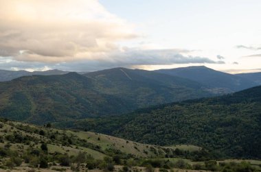 Tepeden dağ manzarası