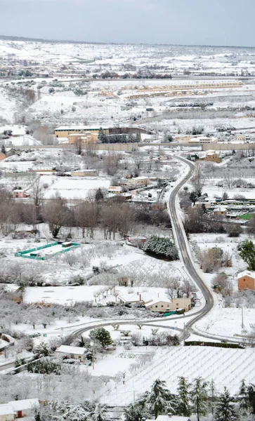 Yollar karla kaplı.