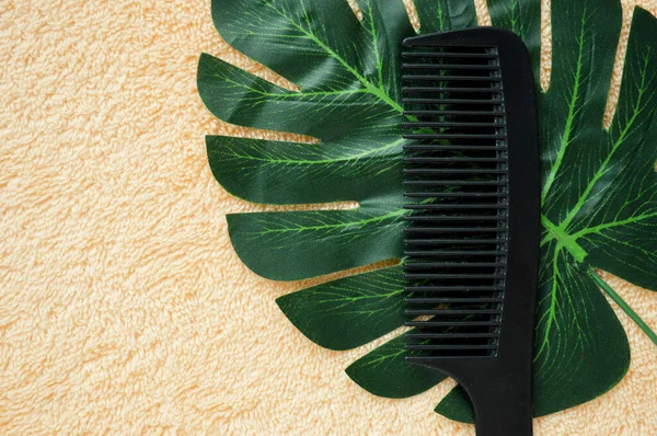 Black Hairbrush Lies Palm Leaf Background Beige Fabric — Stock Photo, Image