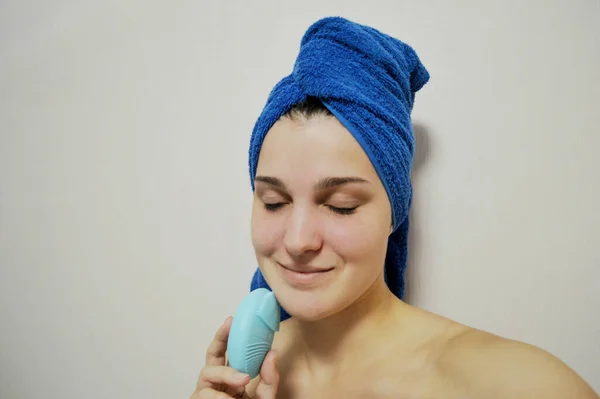 Γυναίκα Μια Μπλε Πετσέτα Στο Κεφάλι Της Ελαφρύ Φόντο Καθαρίζει — Φωτογραφία Αρχείου