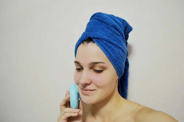 Γυναίκα Μια Μπλε Πετσέτα Στο Κεφάλι Της Ελαφρύ Φόντο Καθαρίζει — Φωτογραφία Αρχείου
