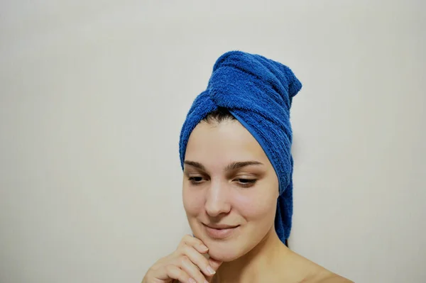 Skønhed Spa Smuk Kvinde Med Perfekt Frisk Hud Ansigt Håndklæde - Stock-foto