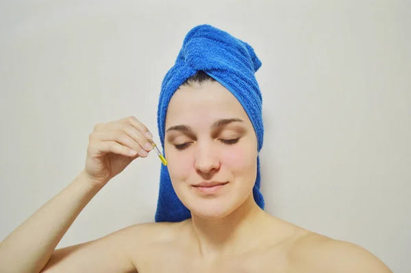 Γυναίκα Μια Πετσέτα Στο Κεφάλι Της Ένα Ελαφρύ Φόντο Εφαρμόζει — Φωτογραφία Αρχείου