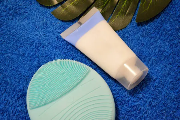 Facial Brush Cream Lie Palm Leaf Background Blue Fabric — Stock Photo, Image