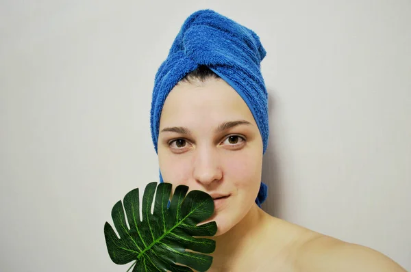 Woman Towel Her Head Light Background Holds Palm Leaf Her — Stock Photo, Image