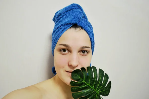 Woman Towel Her Head Light Background Holds Palm Leaf Her — Stock Photo, Image