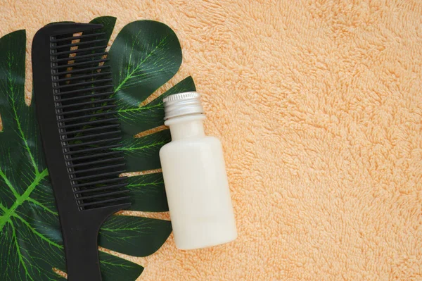 Plastic Bottle Comb Lie Palm Leaf Background Beige Fabric — Stock Photo, Image