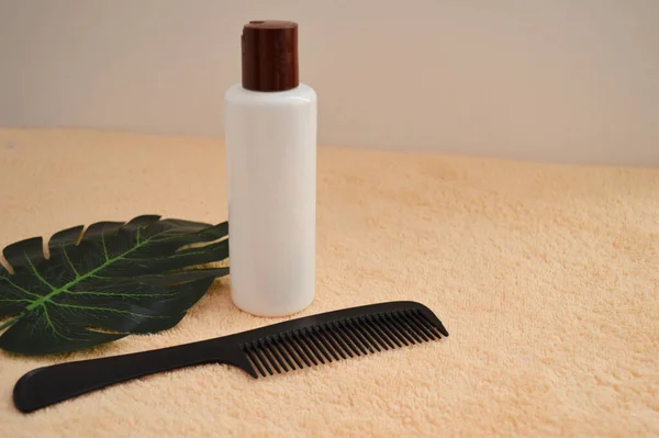 Plastic Bottle Comb Lie Palm Leaf Background Beige Fabric — Stock Photo, Image