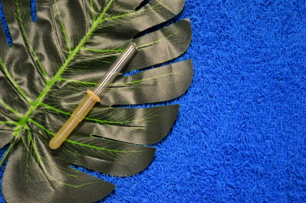 피펫은 야자나무 파란색 배경으로 — 스톡 사진