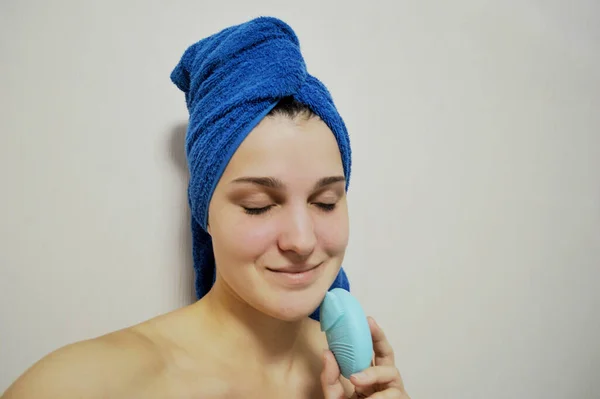 Woman Blue Towel Her Head Light Background Cleans Her Face — Stock Photo, Image