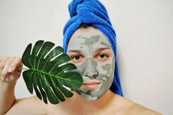 Wanita Dengan Handuk Biru Kepalanya Dan Masker Tanah Liat Wajahnya — Stok Foto