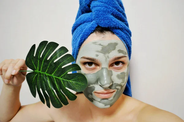 Wanita Dengan Handuk Biru Kepalanya Dan Masker Tanah Liat Wajahnya — Stok Foto