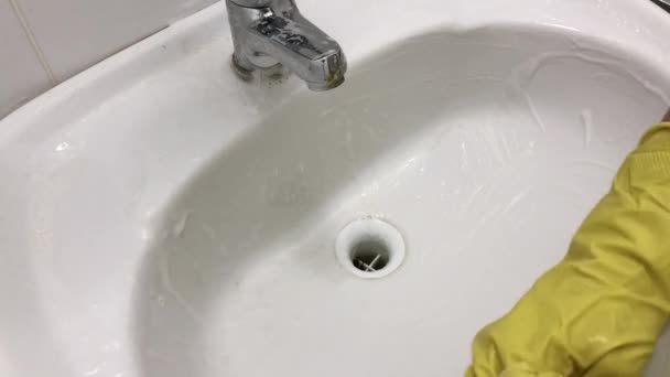 Ręka Gumowej Żółtej Rękawiczce Myje Zlew Gąbką — Wideo stockowe