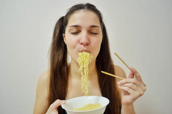 Menina Com Cabelo Escuro Come Macarrão Instantâneo Com Pauzinhos Madeira — Fotografia de Stock