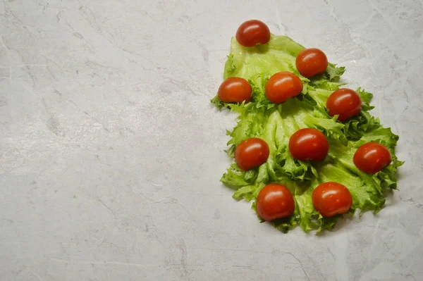 Arbre Noël Laitue Tomates Sur Fond Bois Clair — Photo