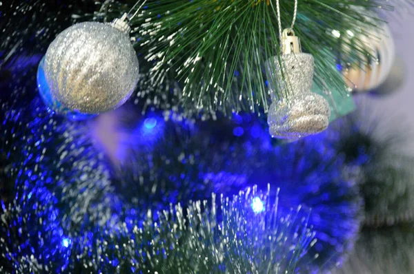 Árvore Natal Com Brinquedos Brancos Azuis — Fotografia de Stock
