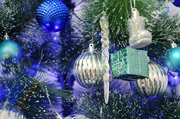 Árbol Navidad Con Juguetes Blancos Azules —  Fotos de Stock