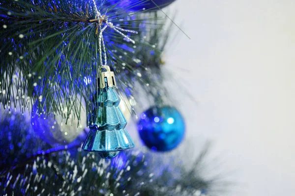 Beyaz Arka Planda Beyaz Mavi Oyuncakları Olan Noel Ağacı — Stok fotoğraf