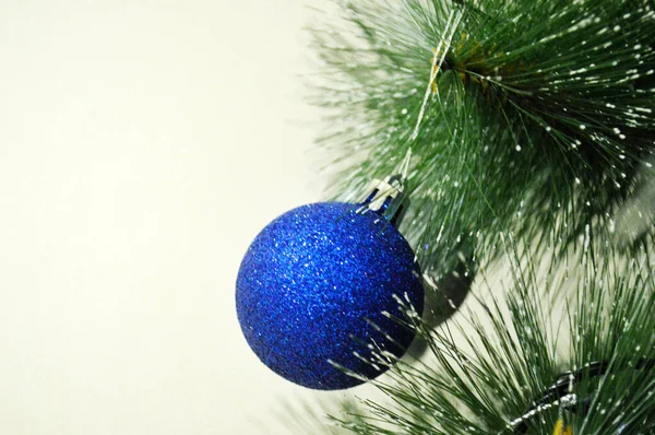 Palla Natale Blu Ramo Abete Sfondo Bianco — Foto Stock