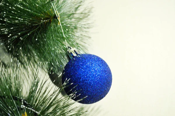 Palla Natale Blu Ramo Abete Sfondo Bianco — Foto Stock