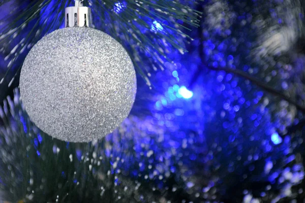 Bola Navidad Blanca Rama Abeto Con Nieve Guirnalda Azul —  Fotos de Stock