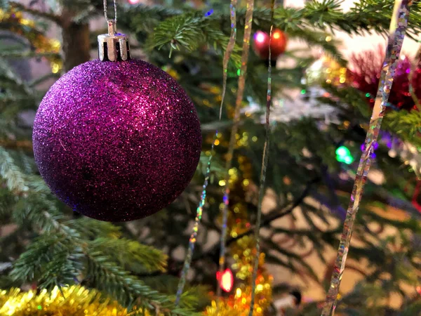 Bola Púrpura Árbol Navidad Decoraciones Navidad Árbol —  Fotos de Stock