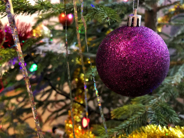크리스마스 트리의 보라색 나무에 새겨진 크리스마스 장식들 — 스톡 사진