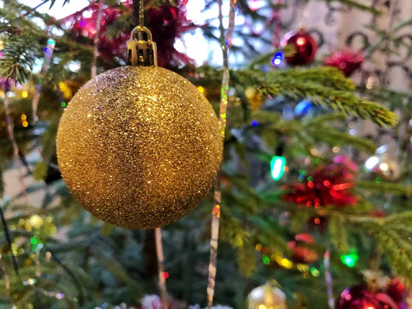 Zlatý Míč Vánočním Stromě Vánoční Ozdoby Stromě — Stock fotografie