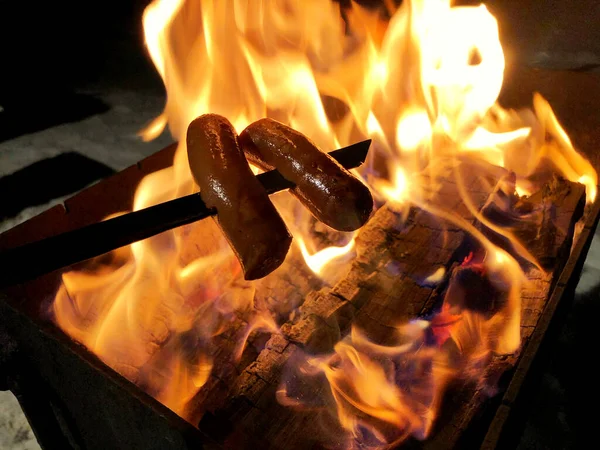 Las Salchichas Fríen Pinchos Sobre Fuego — Foto de Stock
