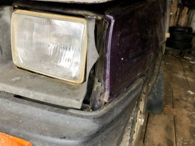 Eski arabanın farları çok yakın..