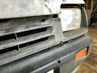 Eski arabanın farları çok yakın..