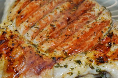 Arka planda baharatlı ızgara biftek..